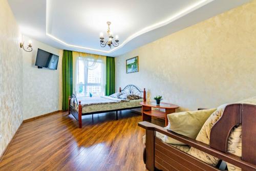 エカテリンブルクにあるЮмашева DreamHouse Апарт-отельのリビングルーム(ベッド1台、ソファ付)