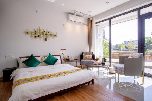 1 dormitorio con cama y ventana grande en 同里泊·晓烟河景民宿, en Suzhou