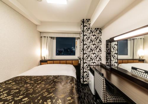 a hotel room with two beds and a mirror at APA Hotel Akihabara Ekikita in Tokyo