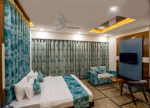 Ένα ή περισσότερα κρεβάτια σε δωμάτιο στο Suvin Residency with Rooftop Swimming Pool