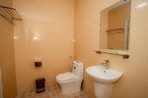 寧平的住宿－Trang An Freedom Hood，浴室配有白色卫生间和盥洗盆。