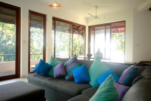 Ruang duduk di Sea Heart House on Koggala Lake