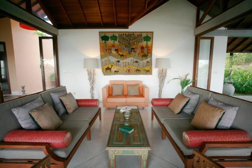 Ruang duduk di Sea Heart House on Koggala Lake