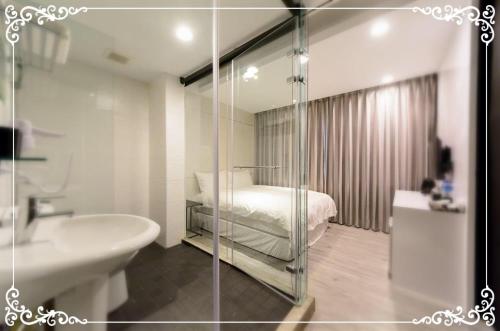 花蓮市的住宿－豆府民宿，一间带床和水槽的浴室
