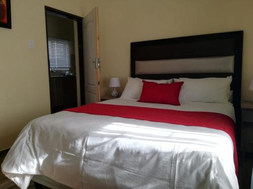 Una cama o camas en una habitación de Molas Luxury Accomodation
