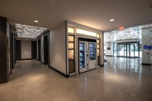 un pasillo de una tienda con puertas de cristal y globos en YOTEL Washington DC, en Washington