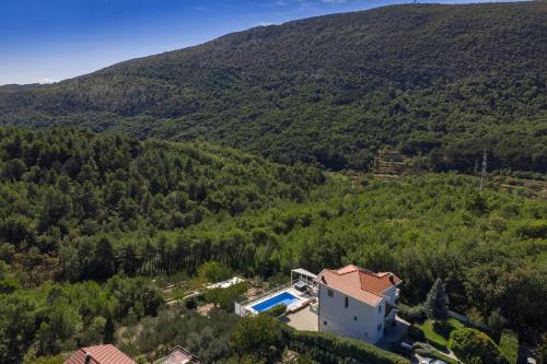 Φωτογραφία από το άλμπουμ του Luxury Villa Lovric with private heated pool, Jacuzzi, Sauna and private tavern σε Tugare
