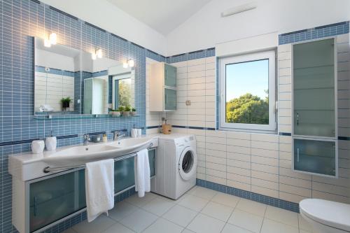 Φωτογραφία από το άλμπουμ του Luxury Villa Lovric with private heated pool, Jacuzzi, Sauna and private tavern σε Tugare