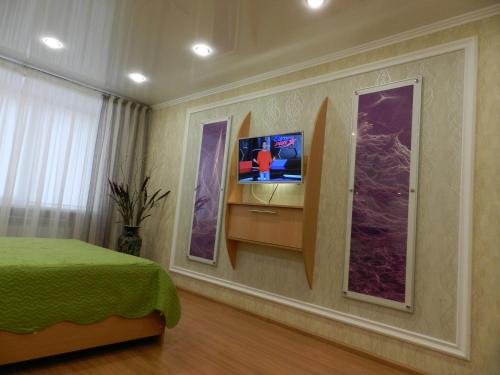 A television and/or entertainment center at Apartment on Klary Tsetkin 41