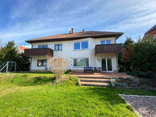 a large white house with a grass yard at EXKLUSIVE Ferienwohnung in Einbeck, 3 Schlafzimmer mit Balkon! in Einbeck