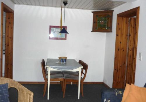 a dining room with a table and chairs at Hof Loestrup - Ferienwohnungen inmitten der wunderschönen Landschaft Angeln in Sörup