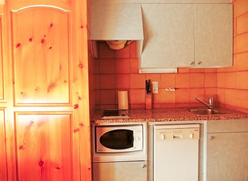  Kione Calgary -  Room  picture :   Tea/Coffee maker    Safety deposit box    TV                           