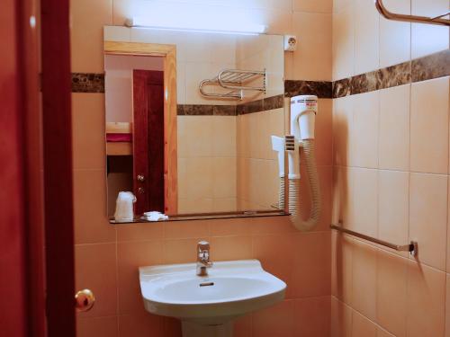 Kione Calgary في باس دي لا كاسا: حمام مع حوض ومرآة