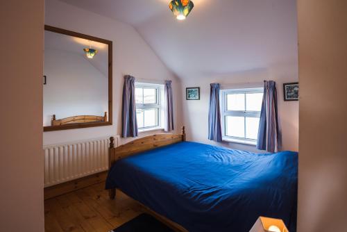 Beautiful sea views and fireplace in Dunfanaghy tesisinde bir odada yatak veya yataklar