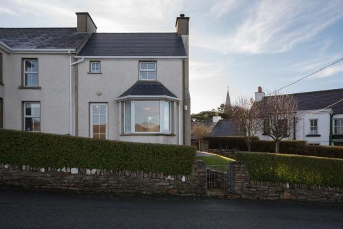 ein Haus mit einem Fenster an der Seite in der Unterkunft Dunfanaghy - Sea Views- in village - parking in Dunfanaghy