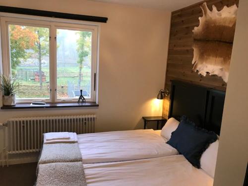 a bedroom with a bed and a window at Kosta Lodge in Kosta