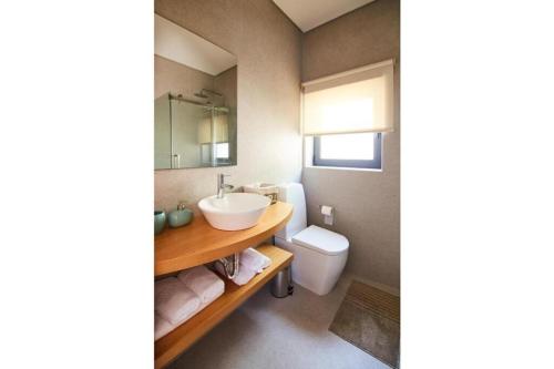 un bagno con lavandino e WC di Quinta do Lordelo Turismo Rural a Penafiel