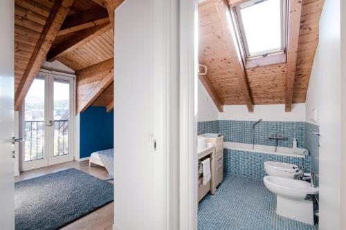 une salle de bain avec toilettes et lavabo dans l'établissement Modern Luxury Attic - byMyHomeInComo, à Côme