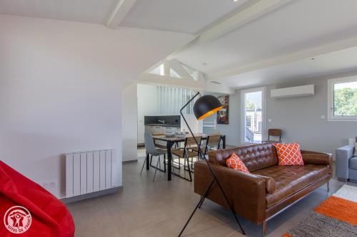 un salon avec un canapé et une table dans l'établissement Appartement Terrasses, à Sévrier