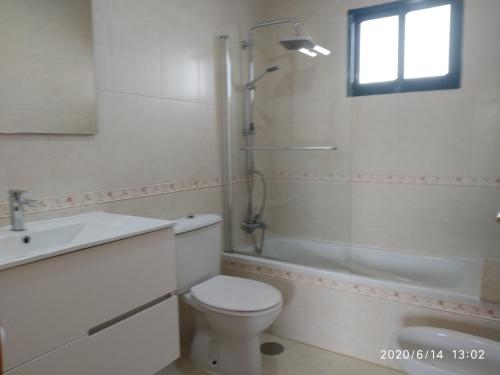Un baño de Apartamentos Aqualecer
