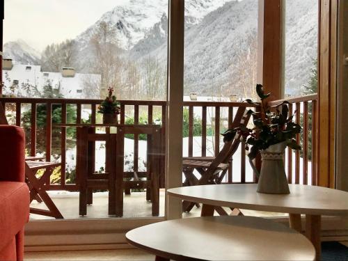卢登维耶尔Appartement-Terrasse "Les Edelweiss" - Loudenvielle location的客房设有山景阳台。