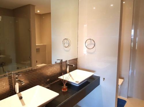 La salle de bains est pourvue de 2 lavabos et d'un miroir. dans l'établissement Villa prestige, à Marrakech