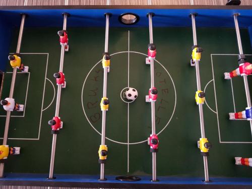a display of a soccer field on a table at Brukshotellet Skinnsberg in Skinnskatteberg