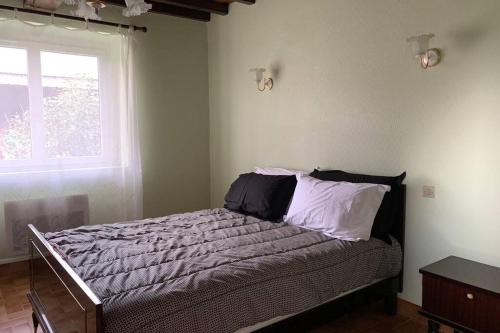 a bed in a bedroom with a window at Gîte au coeur de la ferme in Hauriet