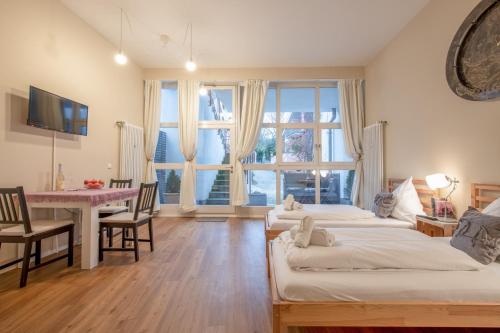 マルクドルフにあるCity Appartementのベッド2台とテーブルと窓のある寝室