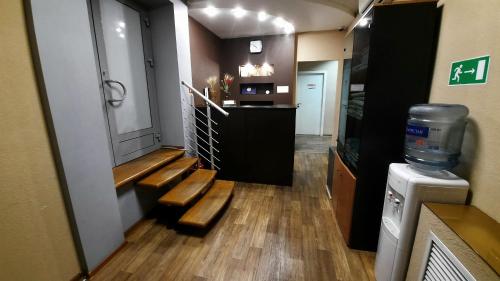 a room with stairs and a room with a water tank at Hostel Happy House в центре in Izhevsk