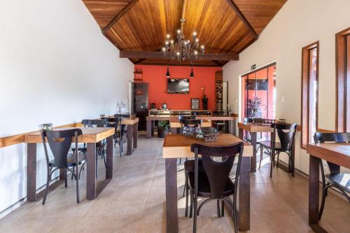 Villa Severina في برومادينهو: غرفة طعام مع طاولات وكراسي خشبية