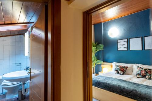 Bilik mandi di Blue Attic - Historical Como City Center by Rent All Como