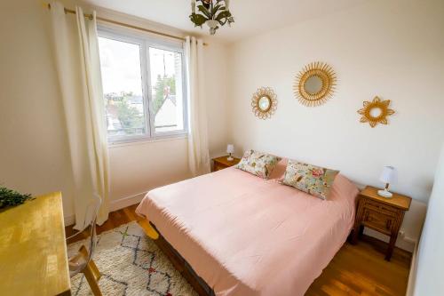 1 dormitorio con cama, ventana y espejo en Appartement Rousseau - Centre Ville 5 minutes GARE en Tours