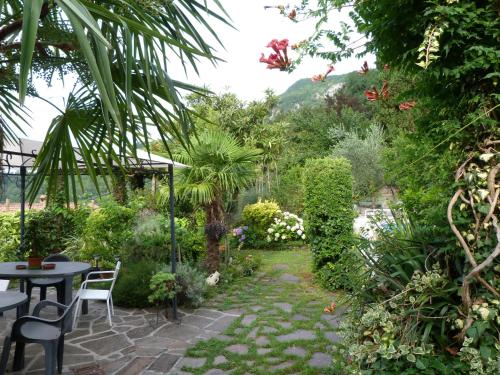 a garden with a table and chairs and plants at Villa Margherita in Anduins