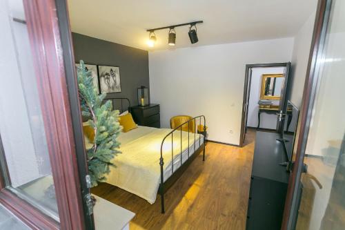 - une chambre avec un lit orné d'un arbre de Noël dans l'établissement Anda Apartment, à Azuga