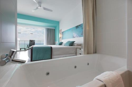Кровать или кровати в номере Hotel Riu San Francisco - Adults Only