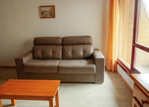 a brown couch in a living room with a coffee table at Kione Lake Placid in Pas de la Casa