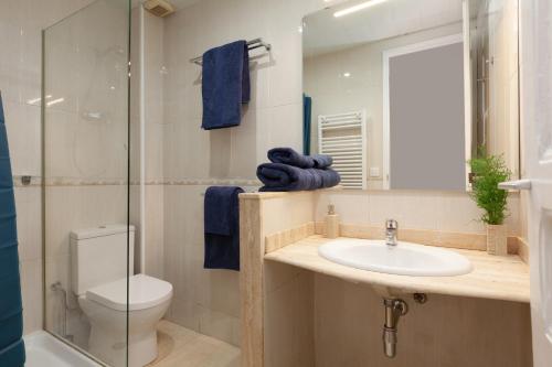 uma casa de banho com um lavatório, um WC e um chuveiro em My Address on the Beach and Sun em Barcelona