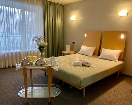 una habitación de hotel con una cama con flores. en Hotel Eva, en Perm