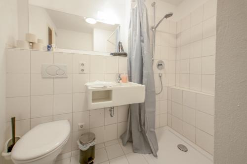 マルクドルフにあるCity Appartementのトイレ、洗面台、シャワー付きのバスルーム