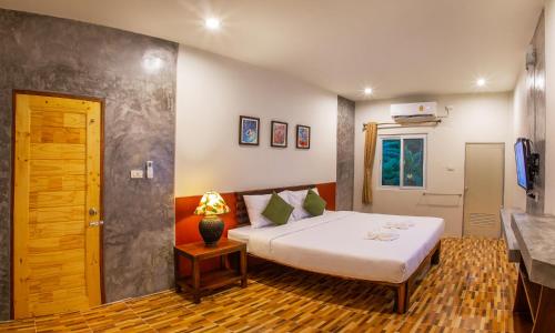 เตียงในห้องที่ Phangnga Keeree Resort & Gallery