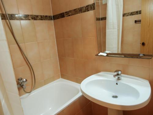 W łazience znajduje się umywalka i prysznic. w obiekcie Kione Paradís Blanc w mieście Pas de la Casa