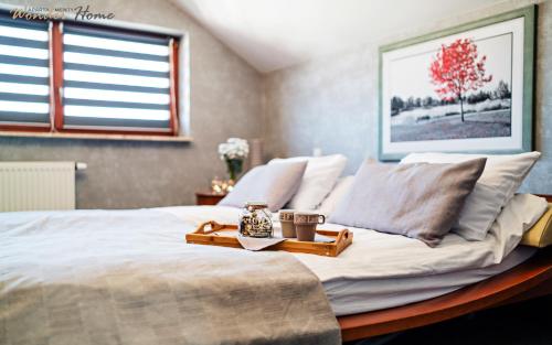 Ένα ή περισσότερα κρεβάτια σε δωμάτιο στο Wonder Home - Apartament Cud Malina z kominkiem, klimatyzacją i widokiem na Karkonosze, blisko centrum, stoku, restauracji, aquaparku