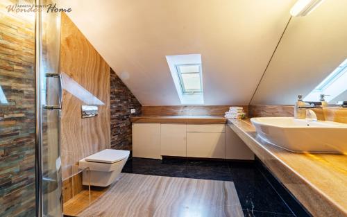 a bathroom with a sink and a toilet at Wonder Home - Apartament Cud Malina z kominkiem, klimatyzacją i widokiem na Karkonosze in Karpacz