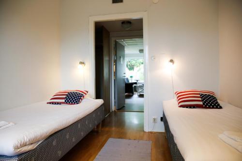 two beds in a room with american flag pillows at Huskvarna Hotell & Vandrarhem in Huskvarna