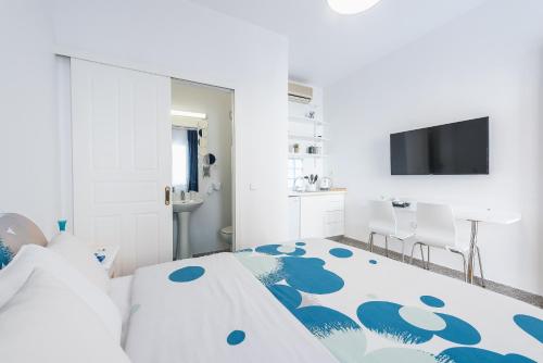 Postel nebo postele na pokoji v ubytování Blue Couple House Athens