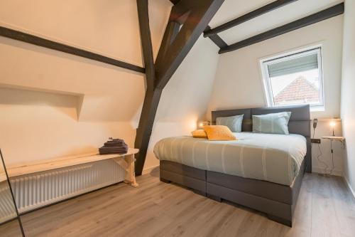 Un dormitorio con una cama grande y una ventana en Appartement De Croone, en Middelburg