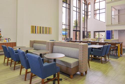 A seating area at Holiday Inn Express Palm Desert, an IHG Hotel