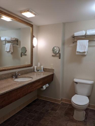 A bathroom at Rod 'N' Reel Resort