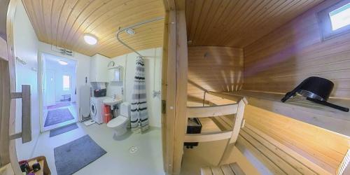 een kleine kamer met een wenteltrap in een tiny house bij Bondo OuluPaalikatu Rate145 PrivateRoom-YksityinenHuone-ЛичнаяKомната into Centre-University-BusTrainStation,Sauna in Oulu